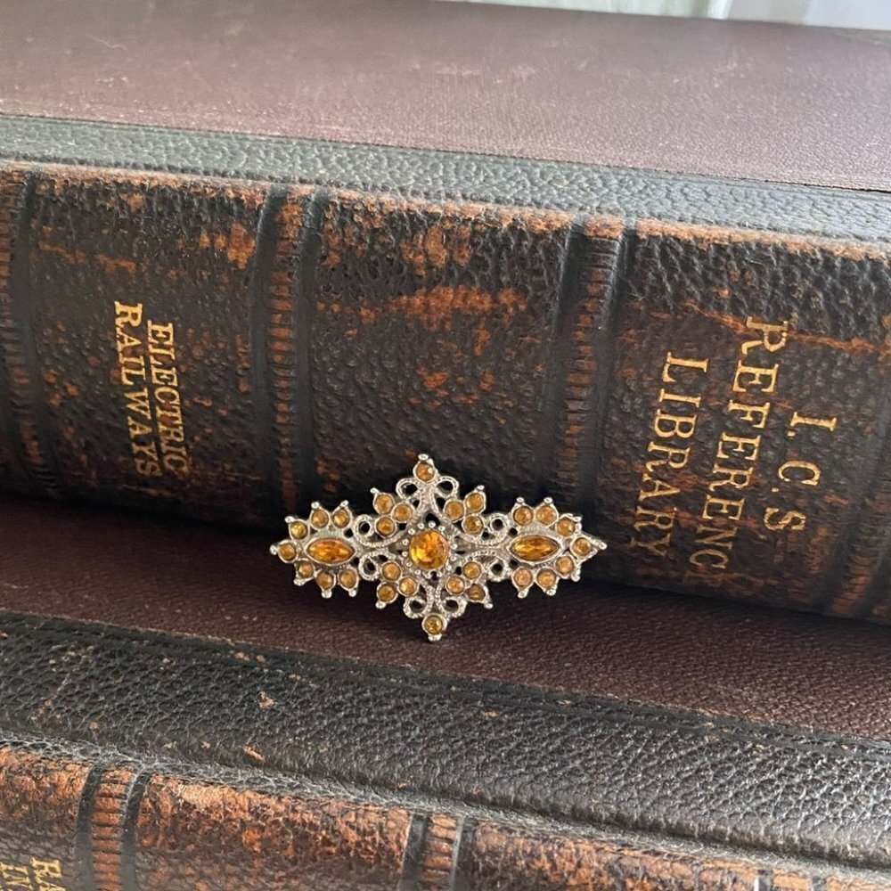 GORGEOUS Amber Colour Gems Brooch with Great Shape, Excellent Condition